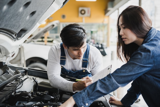 Betrouwbare automonteur in gesprek met een vrouwelijke klant