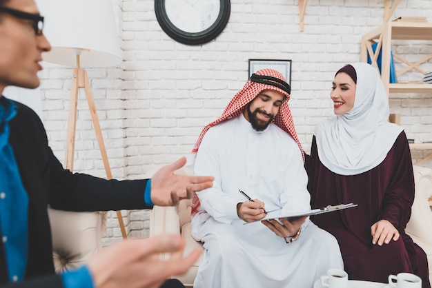 Betrouwbare zakelijke deal Arabieren kopen nieuw appartement.