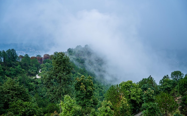 カトマンズネパールの雨季の丘と霧の美しい風景の景色