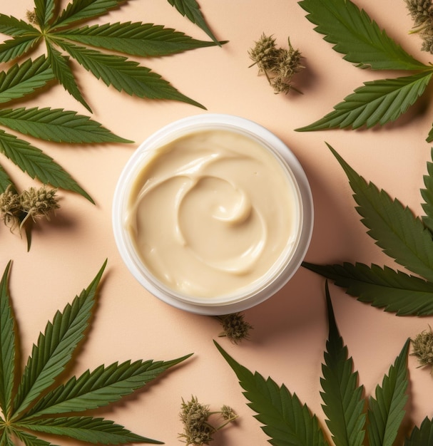 Beugelcrème met cannabis op de beige achtergrond