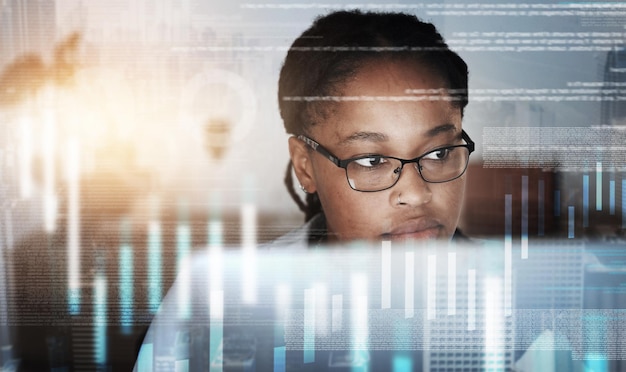 Beurs grafische cyberbeveiliging overlay en zakenvrouw werken en denken over gegevens Zwarte vrouw fintech en financiële medewerker bezig met boekhouding investeren innovatie en website