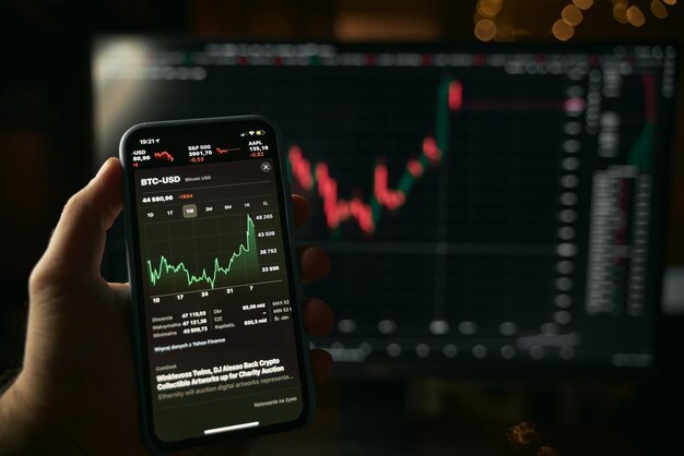 Beurs op het scherm van de telefoon en op de achtergrond Aandelenanalyse en valutawissel