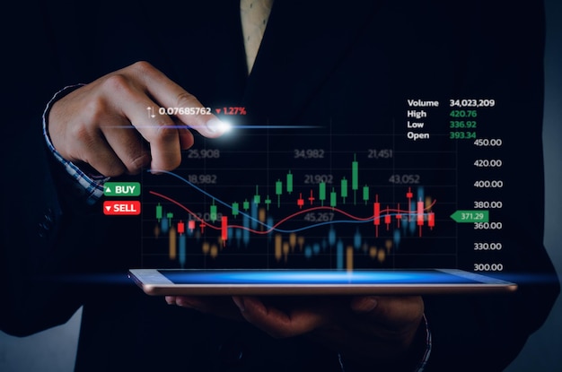 Beursgrafiekbedrijf met behulp van een tablet om online handelsgegevens te analyseren Forex grafiek financiële en investeringen op een virtueel schermconcept