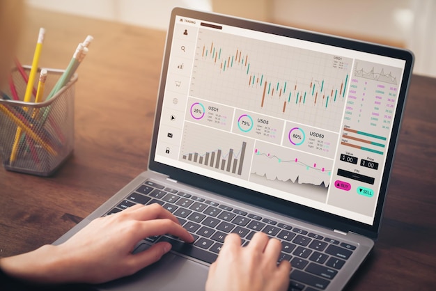 Beursmarktconcept, zakenmanhandelaar die aan computerlaptop werkt met de kaarslijn van de grafiekenanalyse in bureauruimte.