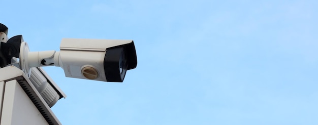 Beveiliging cctv-camera op een paal