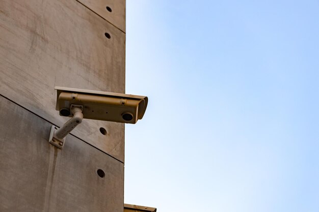 Beveiliging cctv-camera op gevel van gebouw