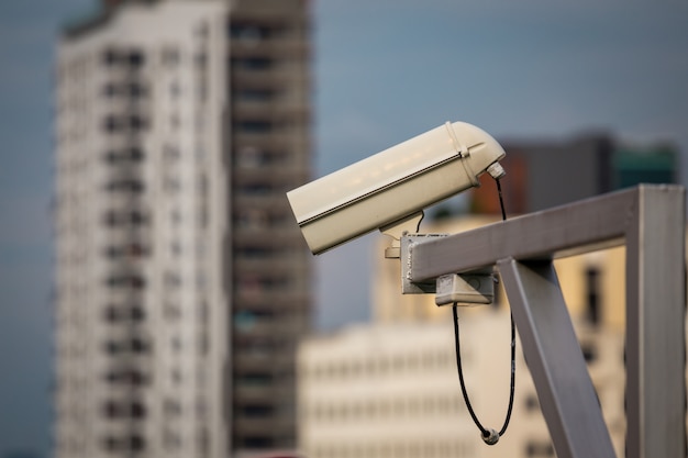 Beveiligingscamera en stedelijke video (cctv) bij het bouwen