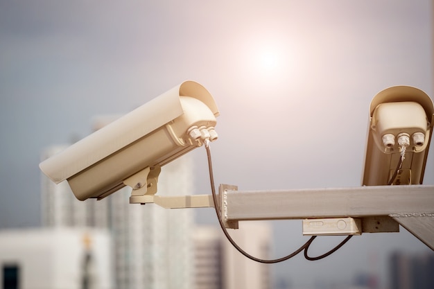 Beveiligingscamera en stedelijke video (CCTV) bij het bouwen