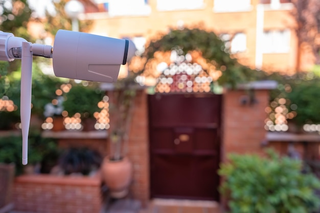 Beveiligingscamera geïnstalleerd in de tuin van een huis voor de bewaking van de toegangsdeur tot het huis