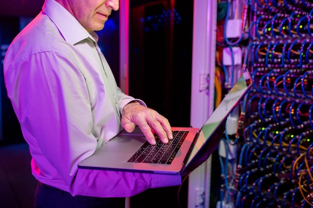 Beveiligingssysteemingenieur die probleem identificeert