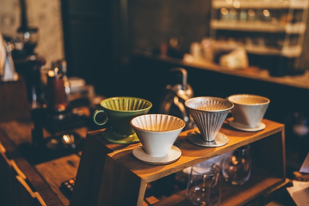 カフェで飲み物を飲み、朝の朝食にコーヒーまたは紅茶とソフトドリンクを作ります