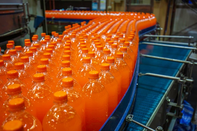 飲料工場内部ジュース用ボトルが流れるコンベヤー