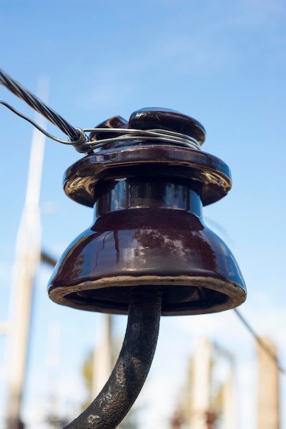 Foto bevestiging van een elektrische draad aan een porseleinen of keramische elektrische isolatoren