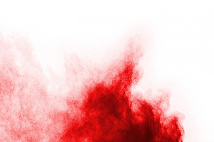 Foto bevriezen beweging van exploderend rood poeder, geïsoleerd op een witte achtergrond.
