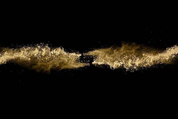 Bevriezen beweging van gouden poeder exploderende, geïsoleerd op zwarte achtergrond
