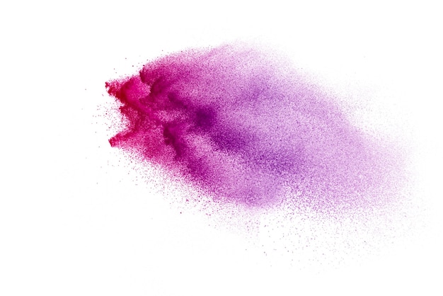 Bevriezen beweging van paarse kleur poeder exploderende op witte achtergrond.