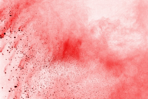 Bevriezen beweging van rood poeder exploderen, geïsoleerd op een witte achtergrond.