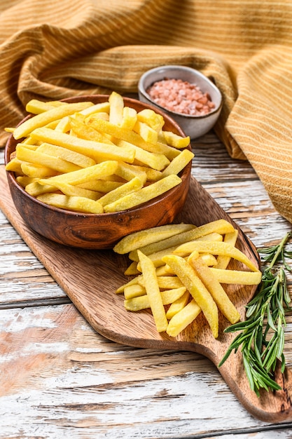 Bevroren aardappelen in een kom, frites, ingeblikt voedsel