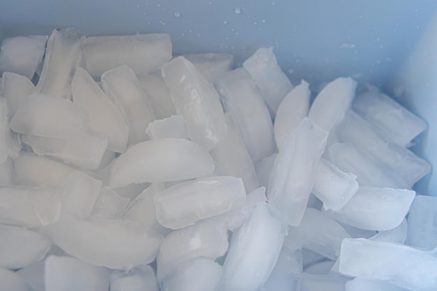Bevroren blokchips in een ijsdoos
