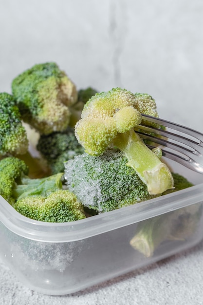 Foto bevroren broccoli in een duidelijke container