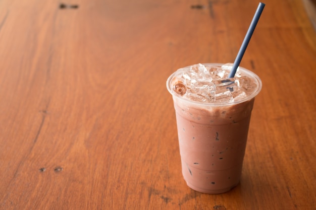 Bevroren chocolademilkshake, de dranken van de de Zomerverfrissing op houten achtergrond in koffie