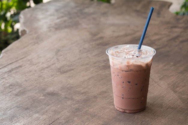 Bevroren chocolademilkshake, de dranken van de de Zomerverfrissing op houten achtergrond in koffie