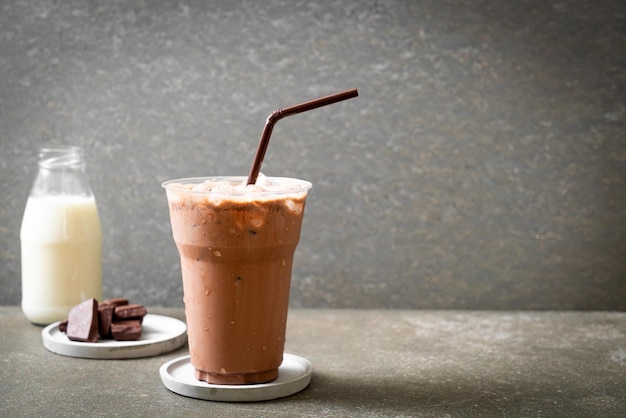 Bevroren chocolademilkshakedrank op houten achtergrond