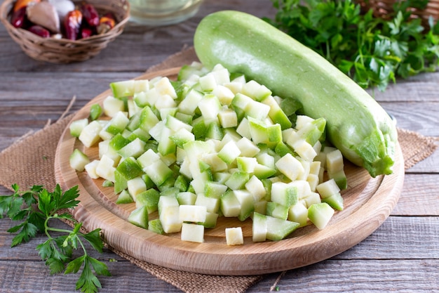 Bevroren courgette op een snijplank op een tafel