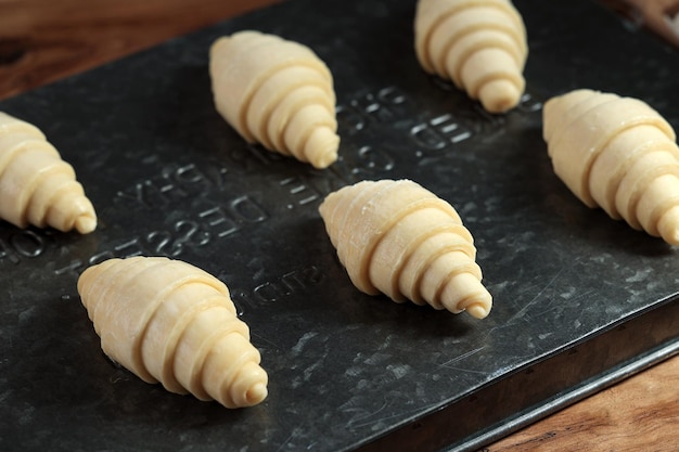 Bevroren croissants op een ovenschaal in de keuken