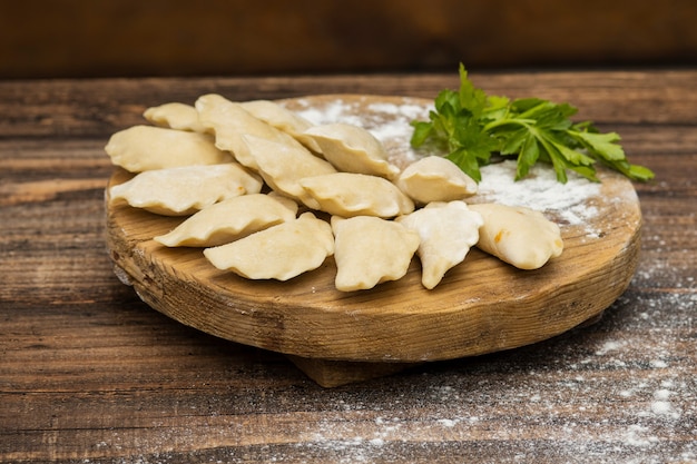 Bevroren dumplings op een houten plaat op een houten oppervlak