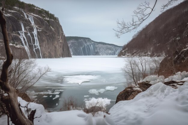 Bevroren fjord met bevroren waterval en besneeuwde bomen op de achtergrond