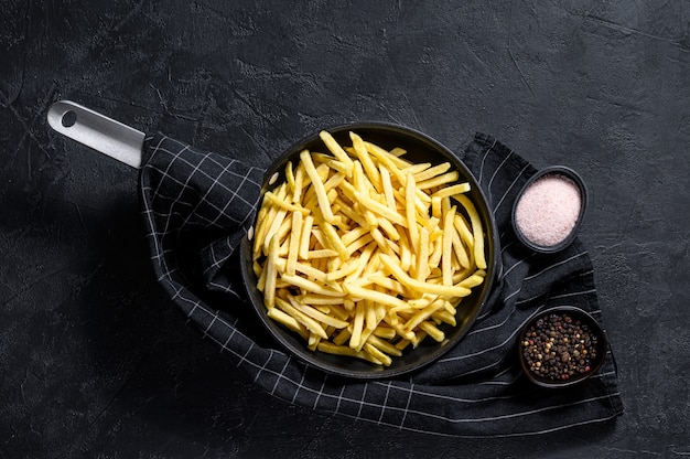 Bevroren Frieten in een pan.