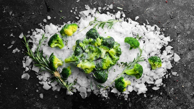 Bevroren groene broccoli Bovenaanzicht Vrije ruimte voor uw tekst