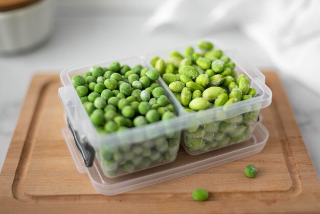 bevroren groene erwten en bonen in een plastic container, close-up