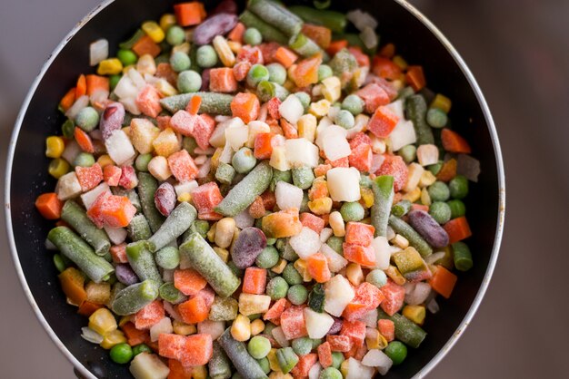 Bevroren groenten koken in een pan