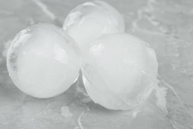 Foto bevroren ijsballen op grijze marmeren tafel close-up