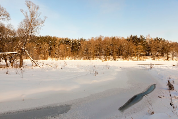 Bevroren in de winter de rivier