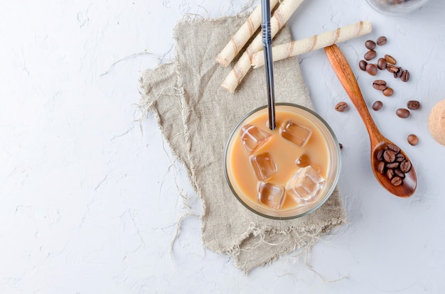 Bevroren koffie in glas met ijs