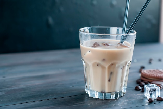 Bevroren koffie met melk in glas