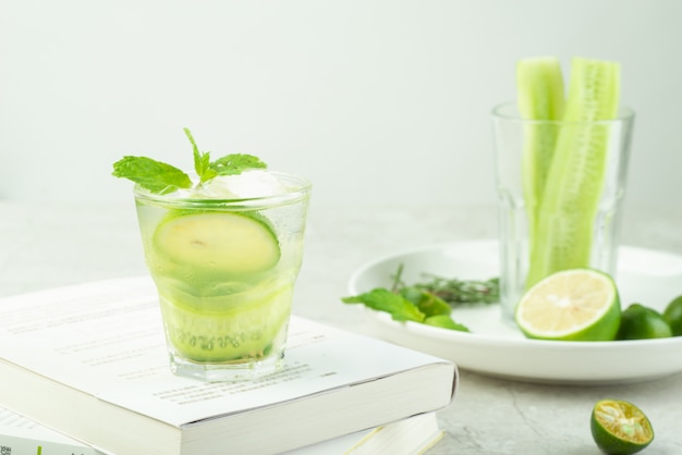 Bevroren komkommerlimonade in de zomer