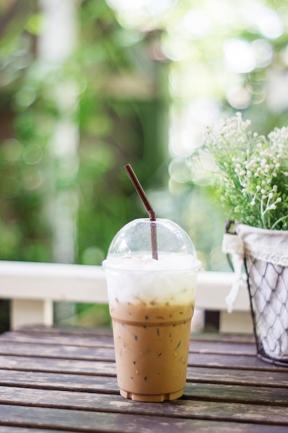 Bevroren latte koffie op de houten lijst.