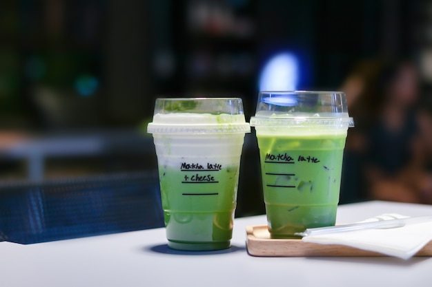 Bevroren matcha groene thee latte op lijst in opslag.