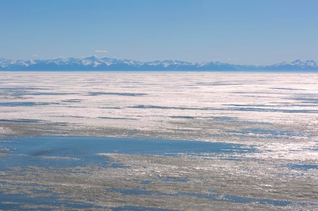 Bevroren meer en besneeuwde bergen winterlandschap