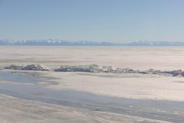 Bevroren meer en besneeuwde bergen winterlandschap