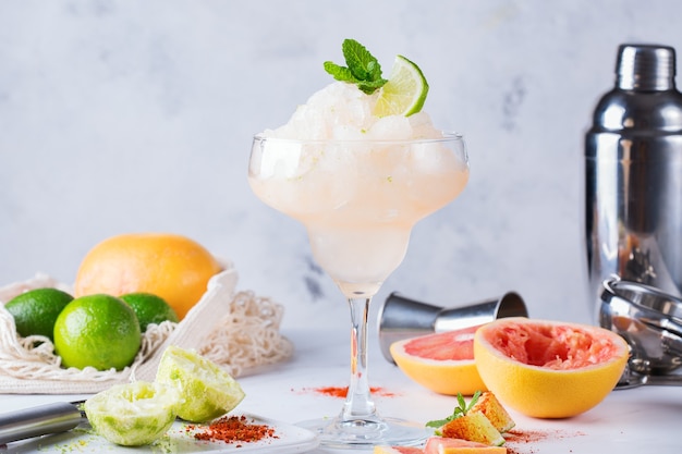Bevroren mezcal of mescal Margarita-cocktail met grapefruit, seltzerwater en limoen. Populair, verfrissend drankje voor de zomer