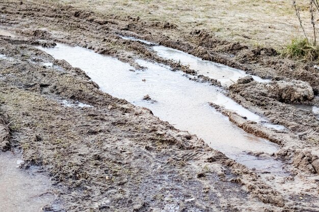 Bevroren plas in het kielzog van wielen van auto