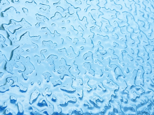 Bevroren regenwater druppels textuur. Blauwe ijsachtergrond