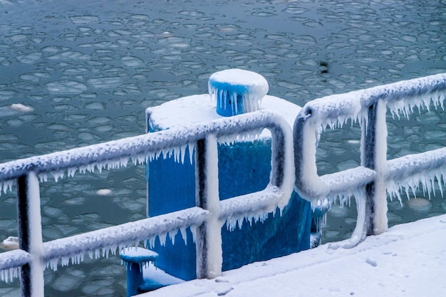 Foto bevroren reling bij het meer in de winter