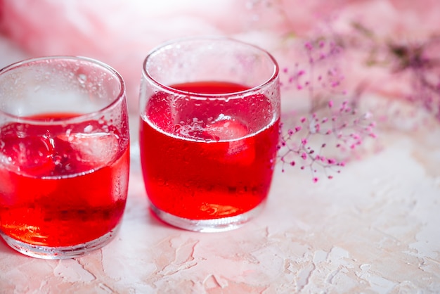 Bevroren rood sap, in een glas. vers koud drankje.