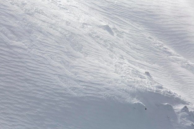 Bevroren sneeuwlandschap gecreëerd door wind in de bergen